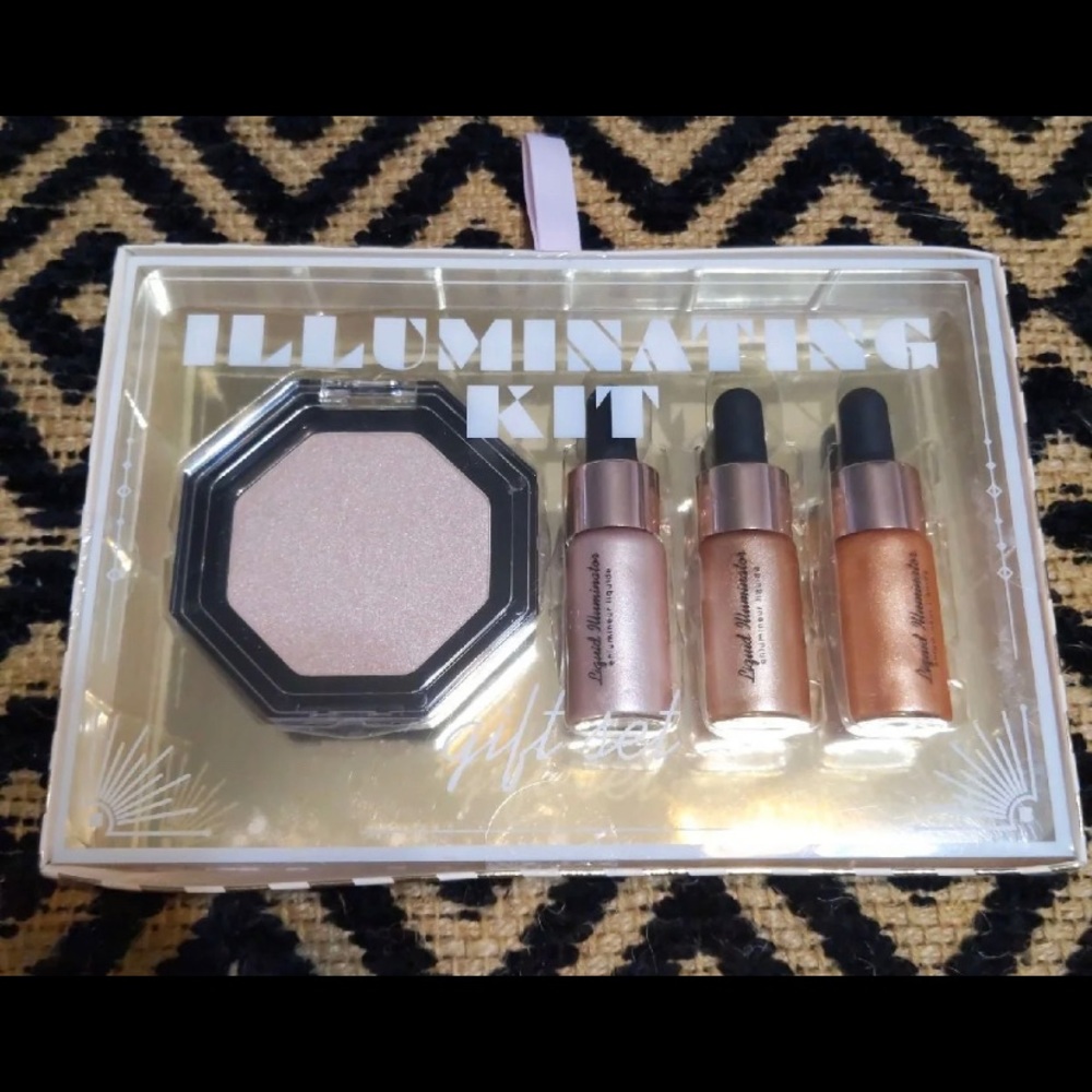FOREVER 21 Illuminating Kit Makeup